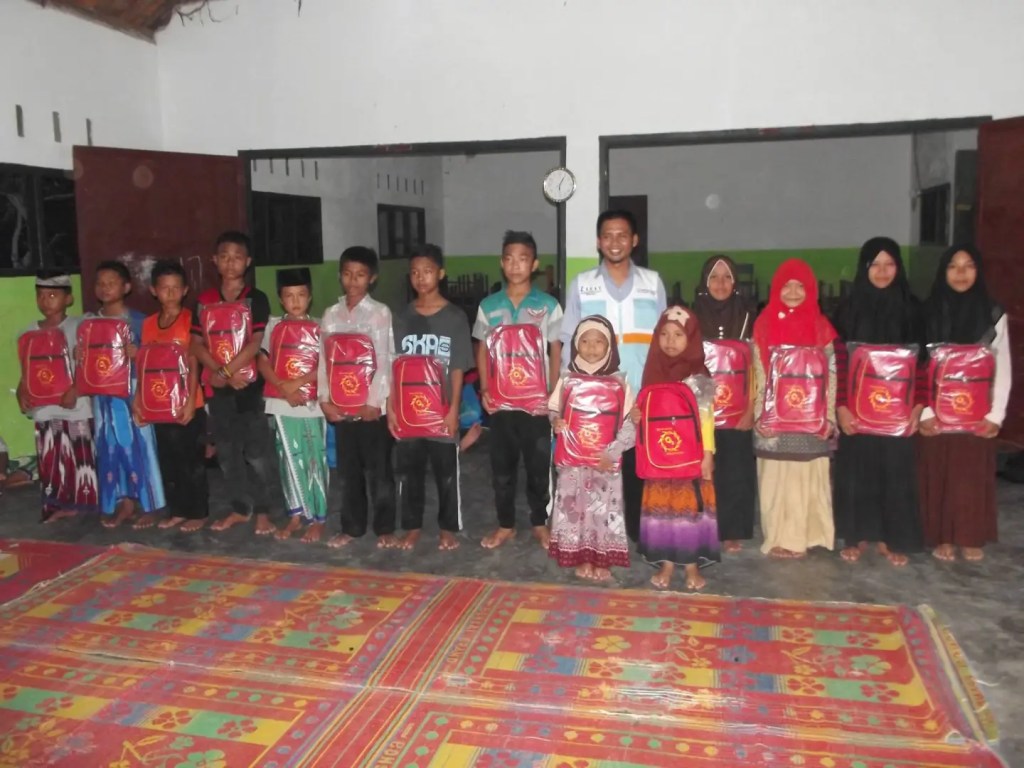 Mendekatkan Aksi ke Hati: Pembagian Tas Sekolah, Al-Qur’an, dan Sarung di&nbsp;Lampung