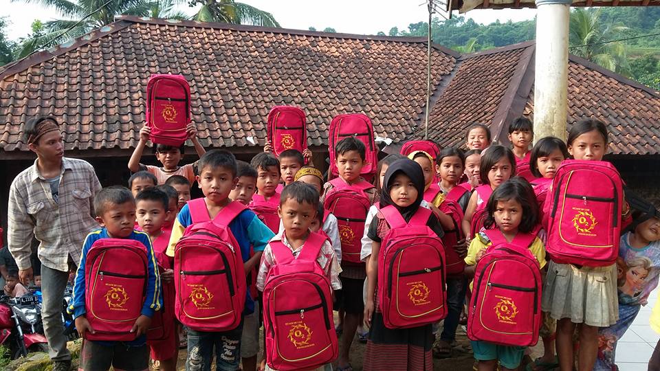 Menembus Akses Terbatas: Pembagian 71 Tas Sekolah untuk Anak-Anak Desa Cilebu,&nbsp;Serang