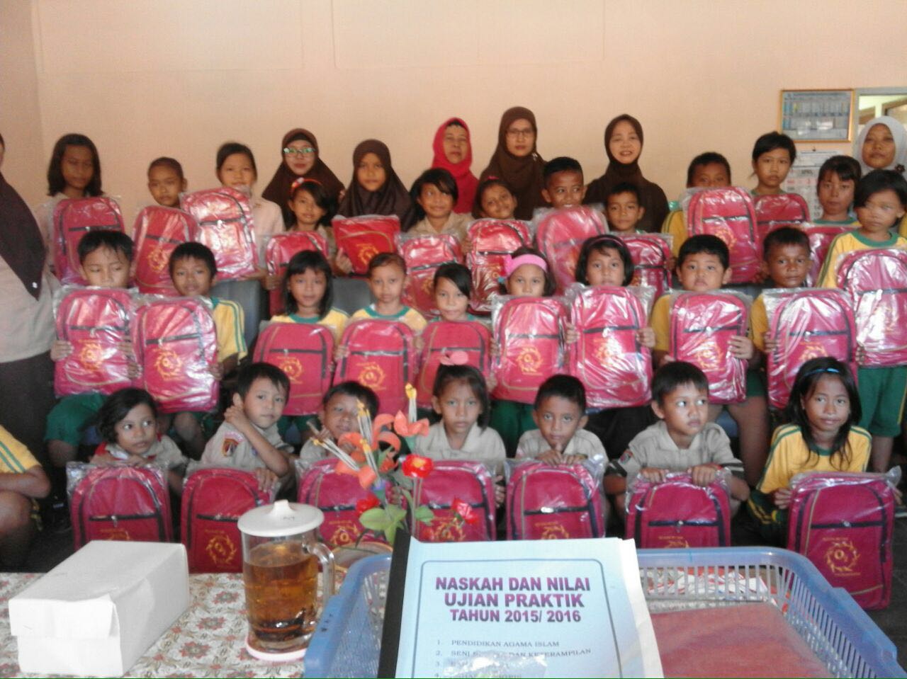 Pendidikan Anak Nelayan di Cilacap: Harapan dari Pembagian Tas Sekolah di SDN Cilacap 07